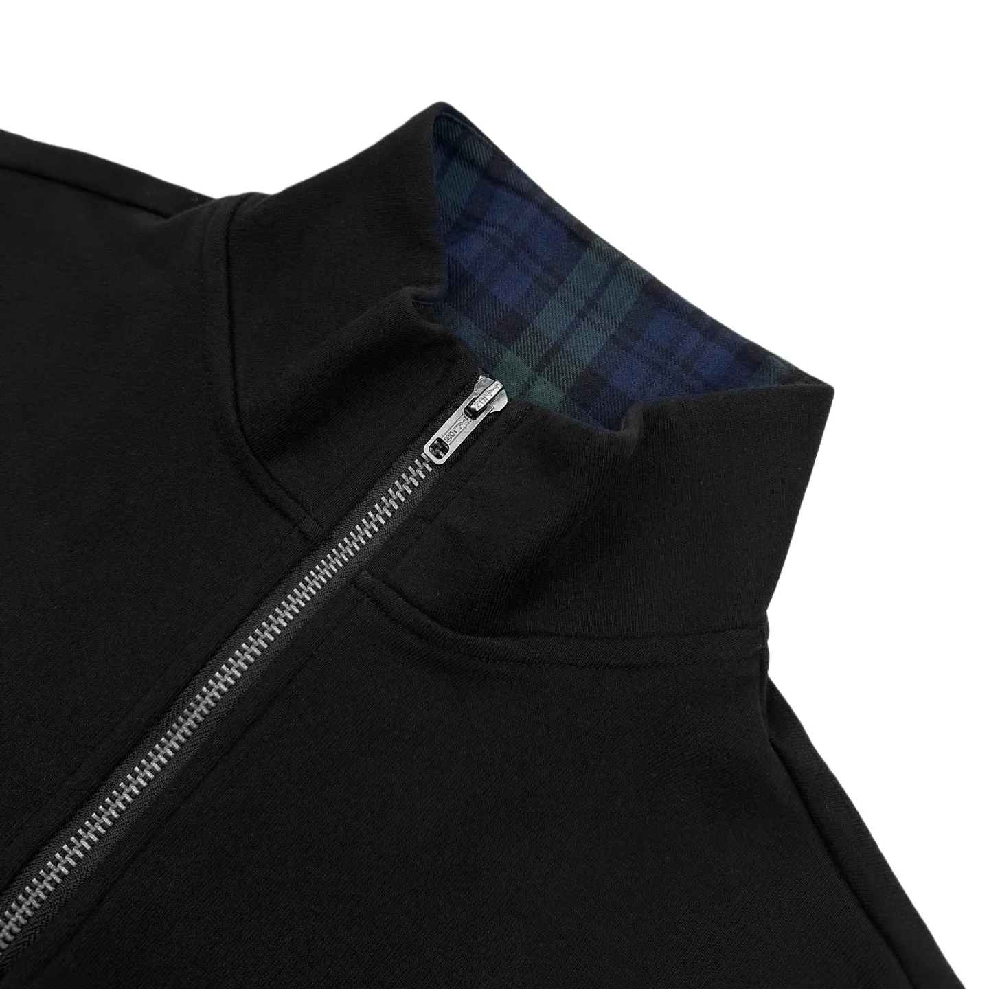 P350 Ralph Lauren Gold Label Pony Embroidered Half-Turtle Collar Sweatshirt. The original product was purchased for 1,690. The fabric is made of custom-made Yayun essence cotton velvet. It is soft and silky, comfortable and close to the skin. It is based on pure black tones. Plaid twill trim is on the neckline. It carries the elegance and retro of British style. The exquisite golden pony logo is embellished. It has its own focus and is fully recognizable. Simple and smooth lines outline the overall outline. The half-zip design is sublimated. Casual yet stylish, in the name of design, we create a new fashionable realm for sweatshirts, using imported machine embroidery technology. We use advanced computer control systems and precision mechanical components to achieve pony logo embroidery operations with high precision. The lines are smooth and delicate, and the fabrics have been washed. It has a better hand feel and texture. It is not easy to deform, shrink or fade, and maintains long-term beauty. Size:S-M-L-XL